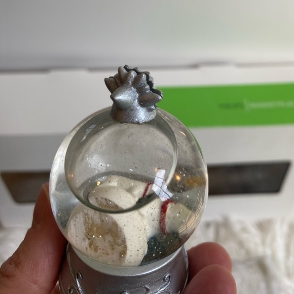 Field's Marketplace 6 polar bear and penguin snow globe place card holders - Picture 4 of 5